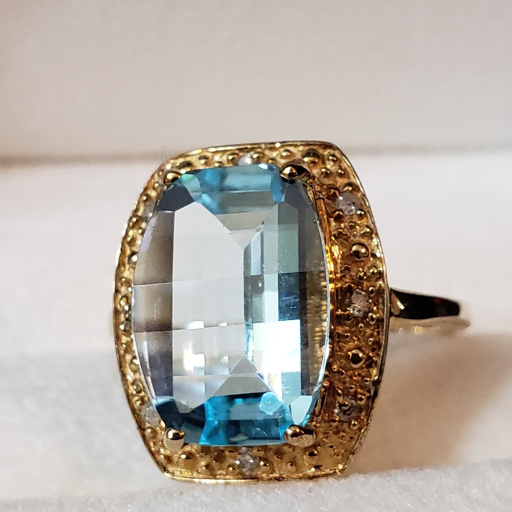 Wow! Georgous Solid 10kt Y Gold and Topaz Ring